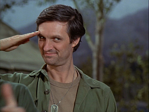 Still from the M*A*S*H episode Showtime showing Hawkeye saluting Frank.